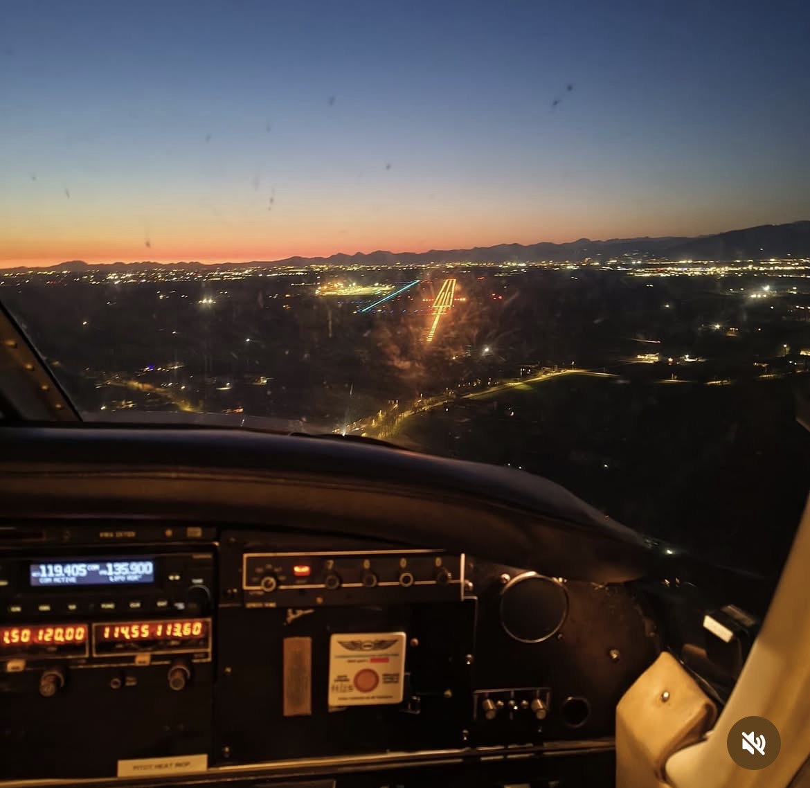 Vista dalla cabina verso una pista illuminata al crepuscolo